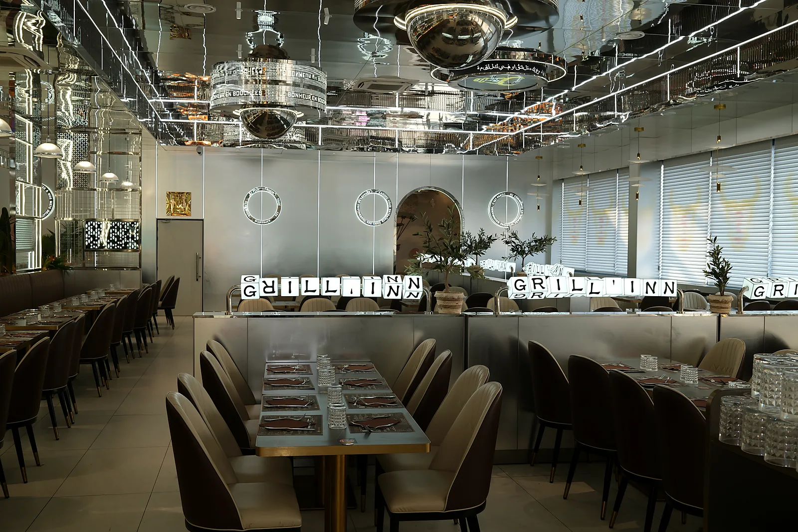GRILL' INN 宽敞明亮的餐厅全景