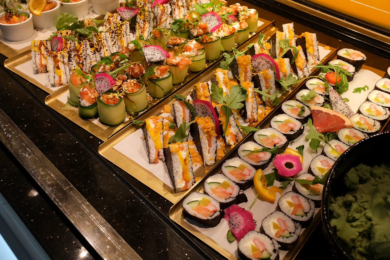 GRILL' INN 自助餐台上的寿司精选