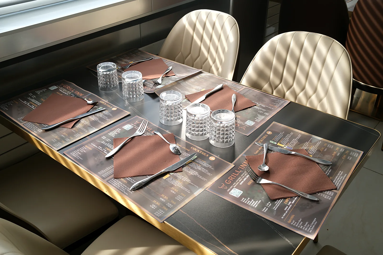 GRILL' INN 布置整齐的餐厅餐桌