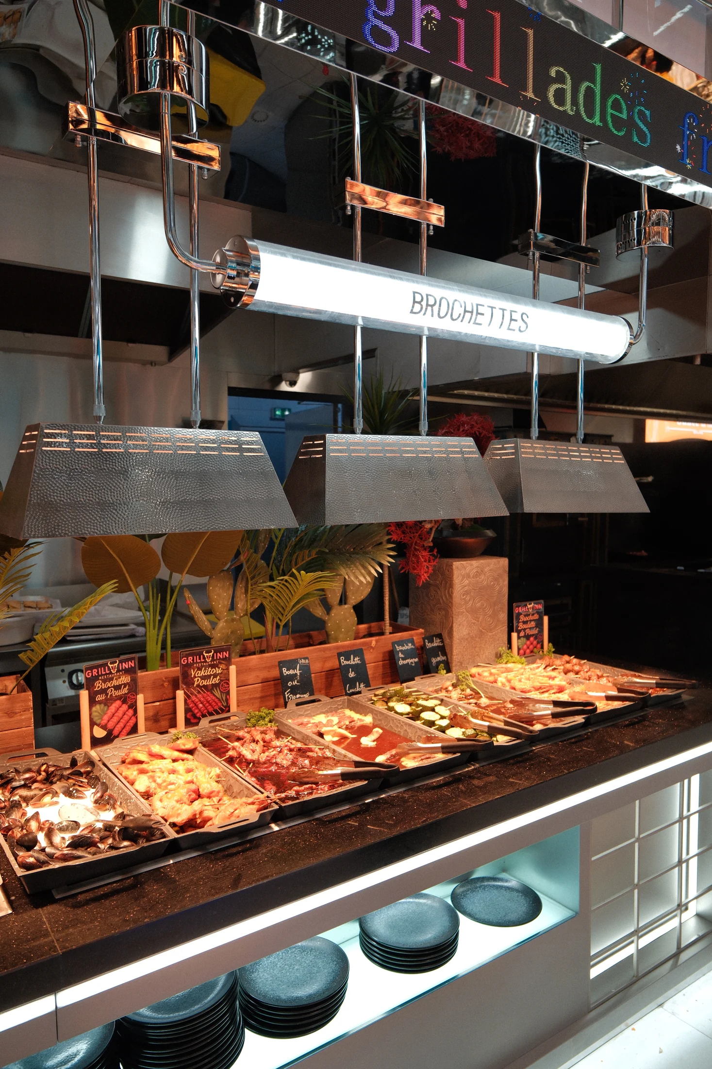 Sélection de plats chauds au buffet