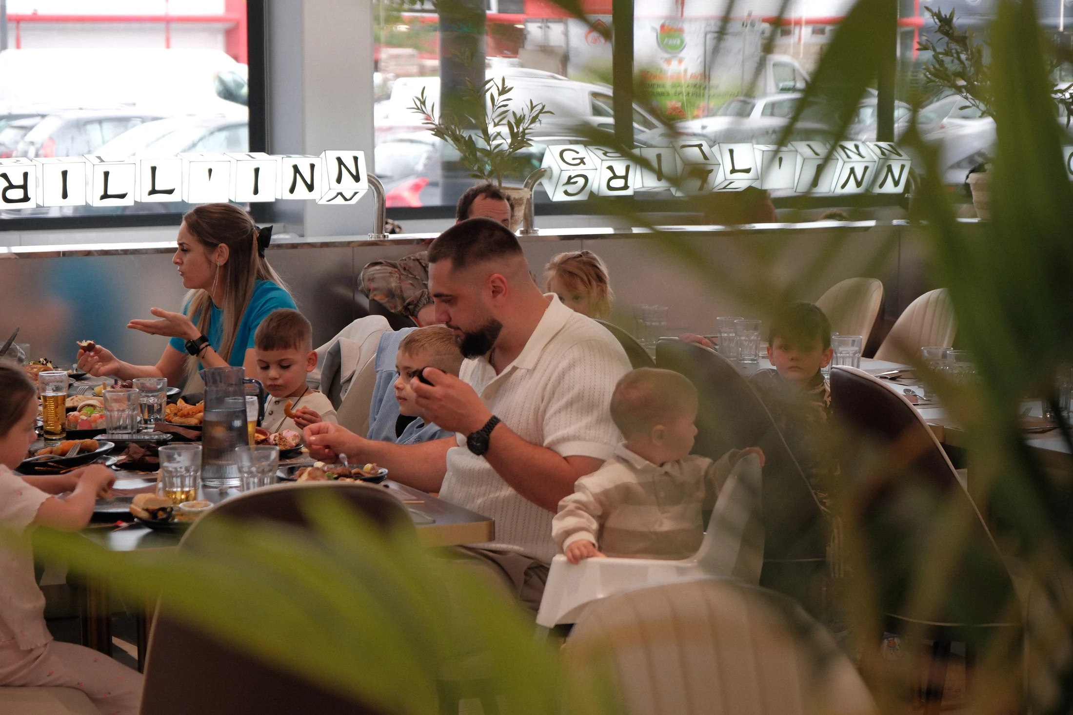 Famille déjeunant au restaurant