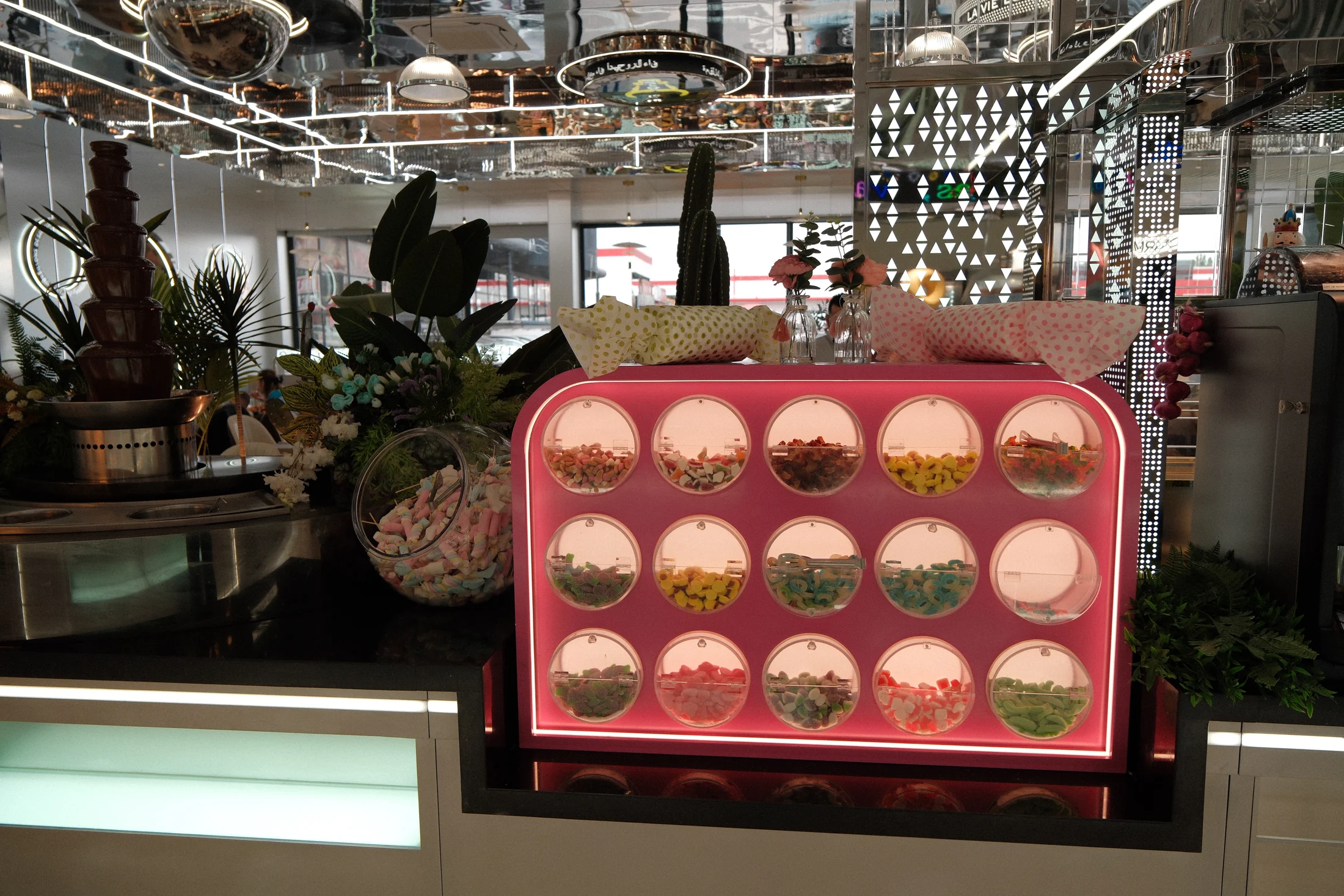 Présentation de macarons au buffet