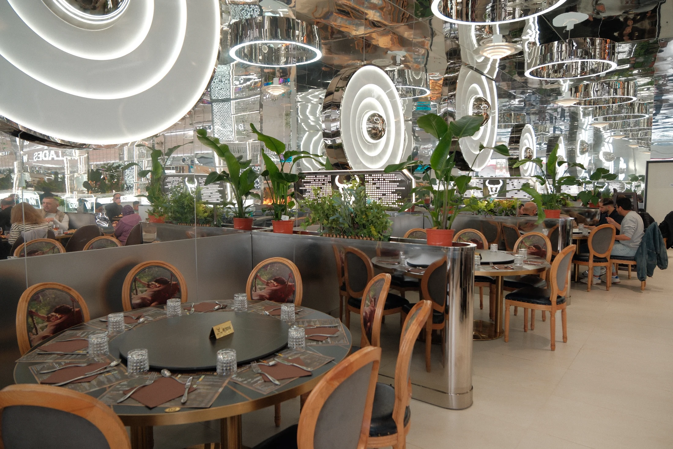Salle lumineuse du restaurant