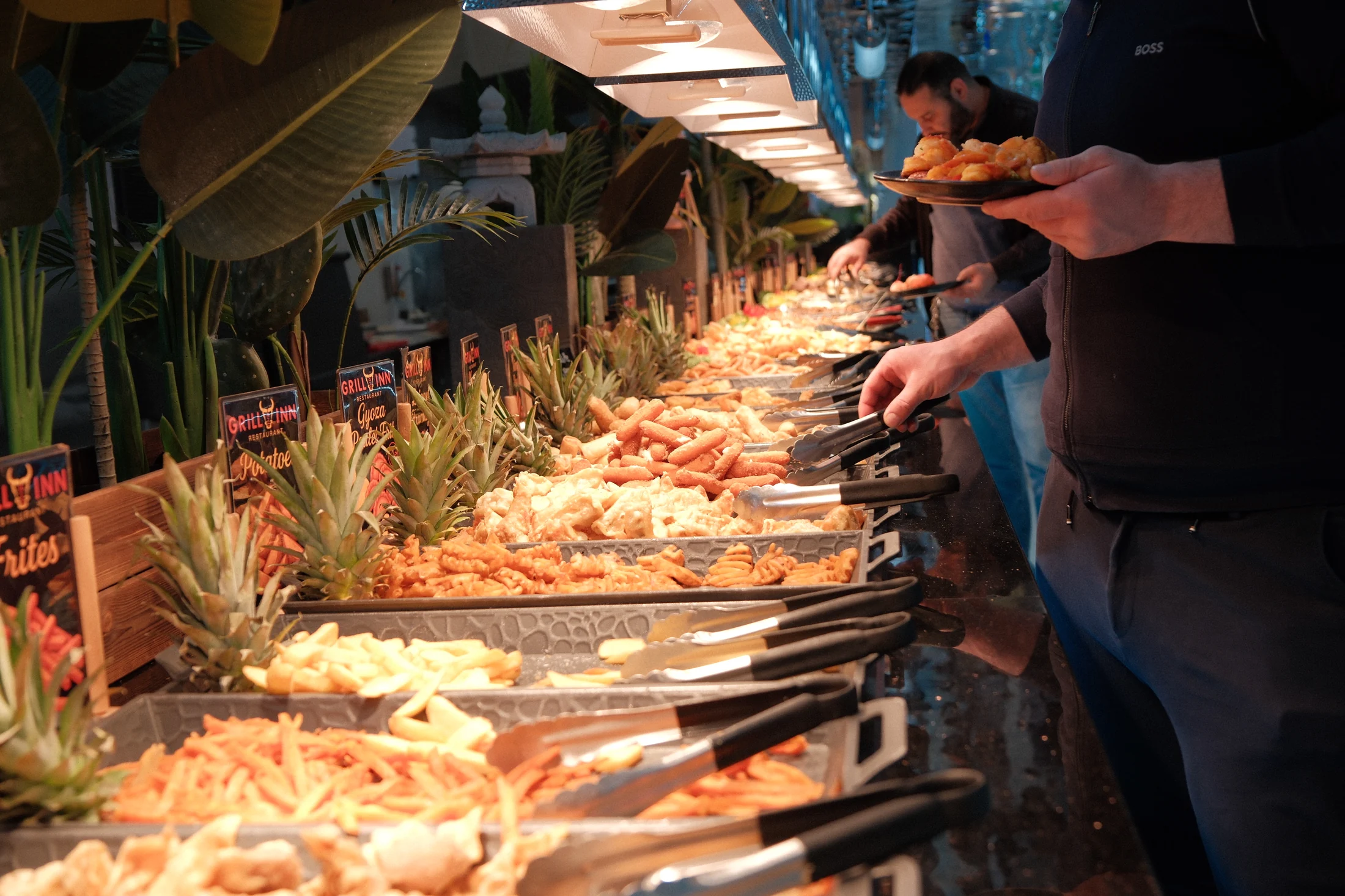 Clients se servant au buffet